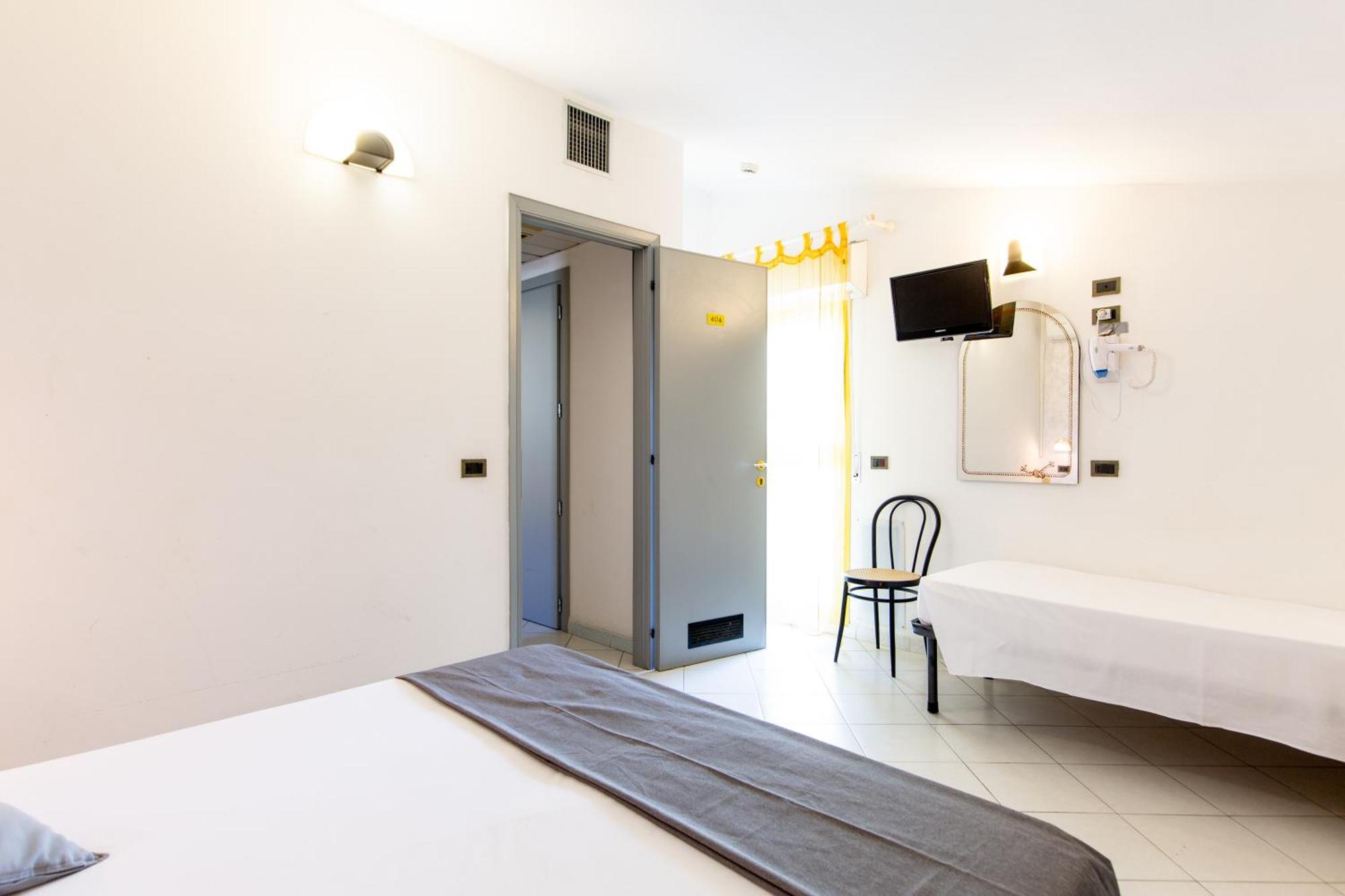 Hotel Marzia Con Piscina Riccione Exterior photo