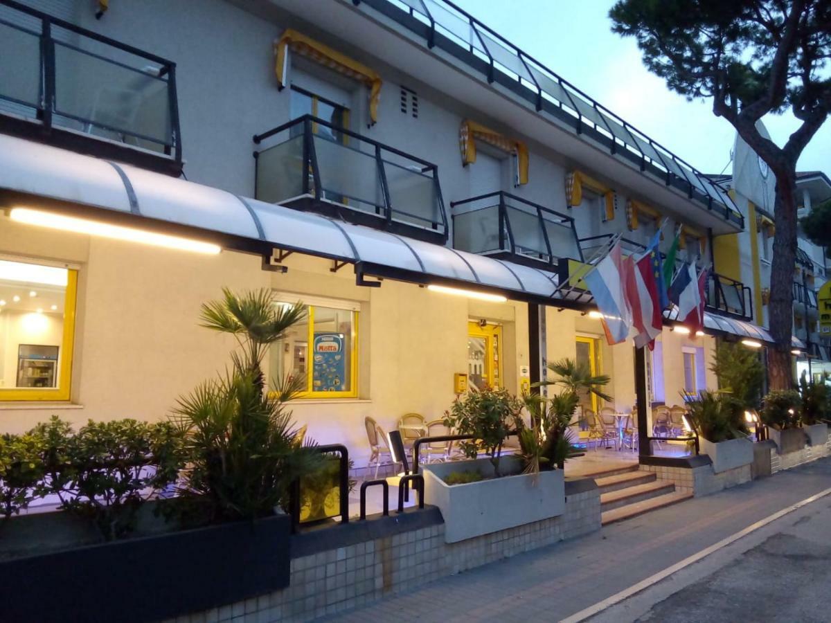 Hotel Marzia Con Piscina Riccione Exterior photo