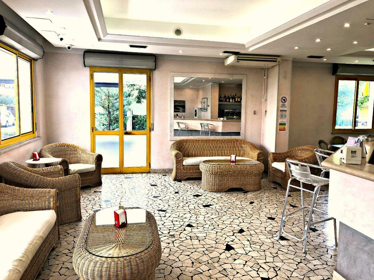 Hotel Marzia Con Piscina Riccione Exterior photo